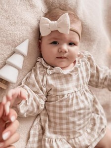 OPASKA BEZUCISKOWA KOKARDA Haftowana Śmietankowa Biel