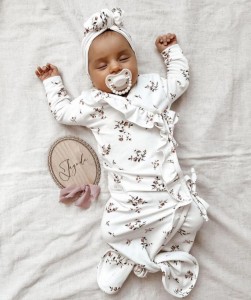 Zestaw Śpiworek oraz Turban MOTYLEK Opaska KOKARDA Opaska bezuciskowa MOTYLEK - Różyczki na bawełnie Biel