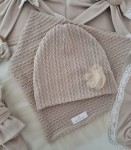 BEŻ TIULOWY KOMPLET CZAPKA Z KWIATKIEM I CHUSTA Z TIULOWĄ FALBANKĄ sweterek warkocz 