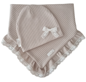 DZIEWCZĘCY KOMPLET CZAPKA Z KOKARDKĄ I CHUSTA Z KORONKOWĄ FALBANKĄ sweterek prążek Jasny Beż