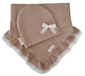 DZIEWCZĘCY KOMPLET CZAPKA Z KOKARDKĄ I CHUSTA Z KORONKOWĄ FALBANKĄ sweterek prążek Ciemny Beż